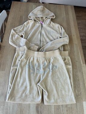 2 set Juicy Couture Cream women’s juniors Velour Joggers with Logo & hoodie